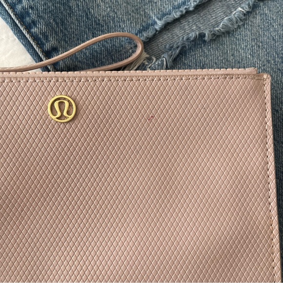Lululemon Goody Bag clutch misty pink - Picture 2 of 7